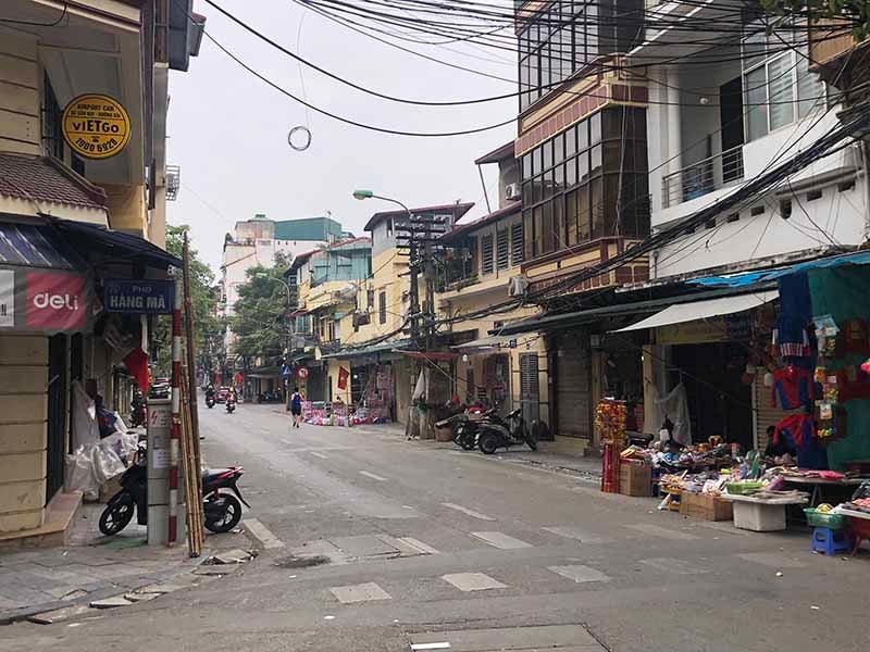Khác với những ngày trước Tết, phố Hàng mã thưa vắng người qua lại trong sáng mùng 1.
