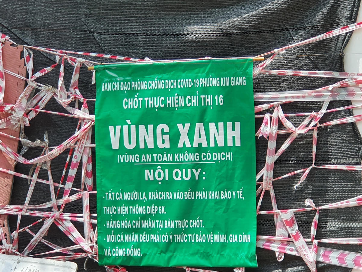 Những con ngõ, tuyến phố thuộc địa phận các phường Kim Giang, Khương Trung, Khương Đình (quận Thanh Xuân); phường Đại Kim (quận Hoàng Mai) đều bị chặn cứng, người dân phải di chuyển đến các lối chính có chốt kiểm soát.