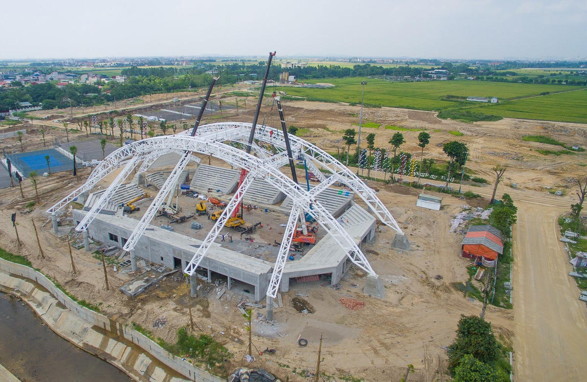 Nhiều khu phụ trợ quanh khu vực sân thi đấu. Ảnh: Nam Anh.