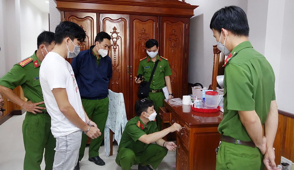 Lực lượng công an tiến hành khám xét nơi ở của bị can Nguyễn Thành Luân.
