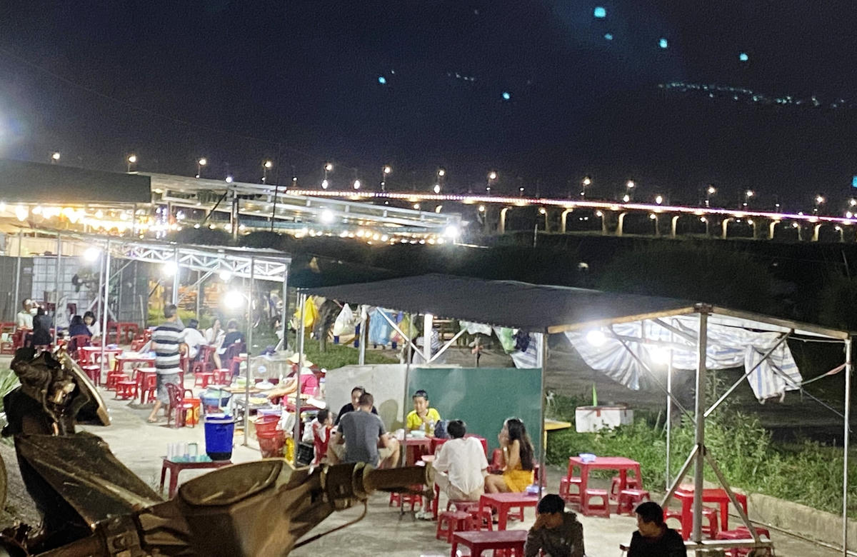 Một trong những quán nhậu tại chợ đêm.