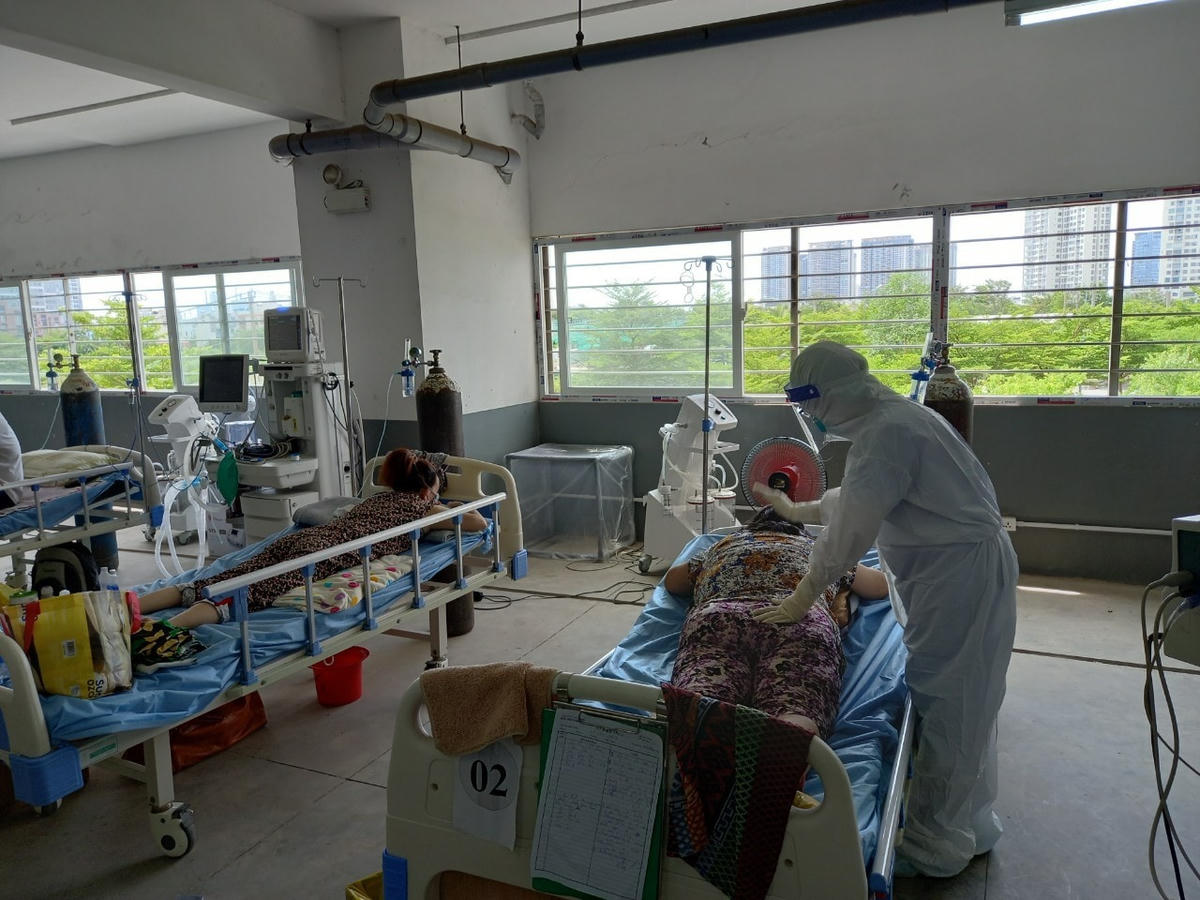 Các thầy thuốc xoa bóp, trấn an tinh thần người bệnh. Ảnh: Hà Văn Đạo.
