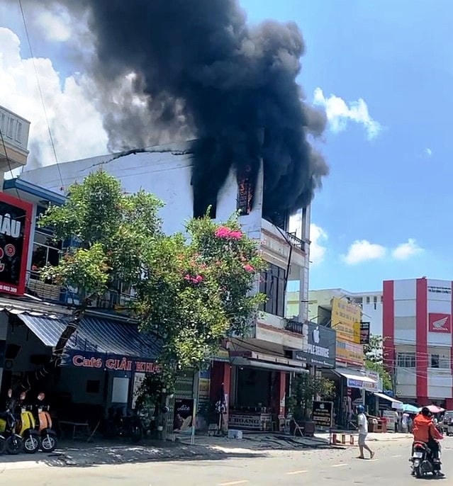 Ngôi nhà tầng 3 ở đường Tiểu La bốc cháy lớn.