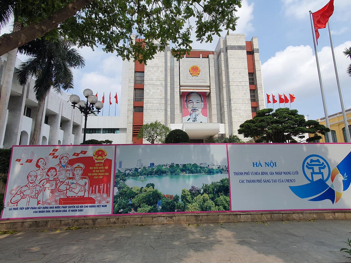 Việc lựa chọn, bầu ra những đại biểu có đủ đức và tài, xứng đáng đại diện cho ý chí, nguyện vọng và quyền làm chủ của nhân dân có ý nghĩa vô cùng quan trọng.Đến thời điểm này, cuộc bầu cử đại biểu Quốc hội Khóa XV và Đại biểu HĐND các cấp đang bước vào giai đoạn nước rút. Các cơ quan, tổ chức ở trung ương và địa phương, bên cạnh việc triển khai các nhiệm vụ chính trị, tích cực chuẩn bị công tác bầu cử còn phải tập trung cao độ cho công tác phòng, chống dịch bệnh Covid-19 đang diễn biến phức tạp.