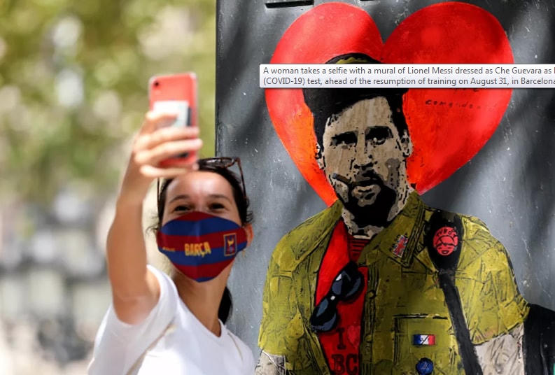Một người phụ nữ chụp ảnh với bức tranh tường của Lionel Messi trong trang phục Che Guevara tại Barcelona, Tây Ban Nha, ngày 30/8/2020.