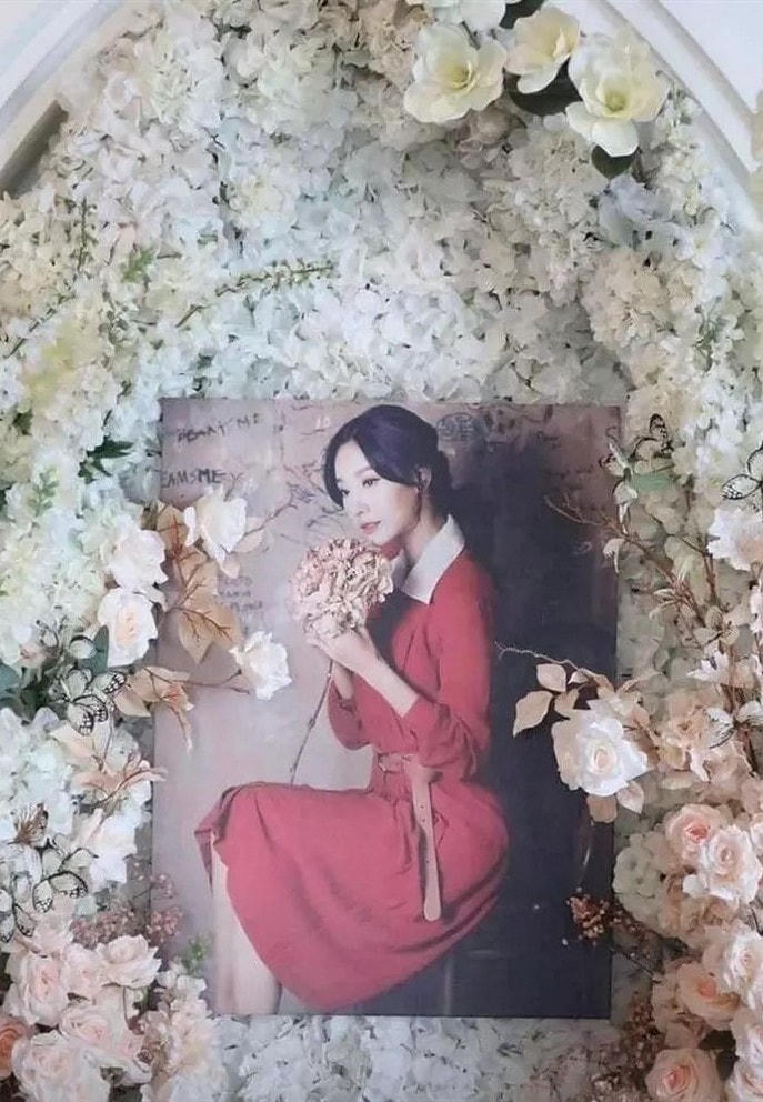 Đau xót nhìn hình ảnh trong tang lễ diễn viên 'Chiếc lá cuốn bay'