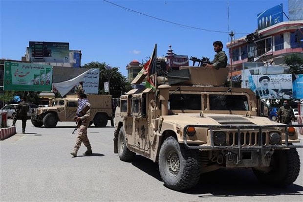 Lực lượng an ninh Afghanistan trong chiến dịch truy quét phiến quân Taliban ở Kunduz. (Ảnh: AFP/TTXVN).