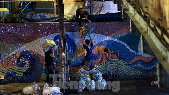 Do xe không được vào phía trong, một số tiểu thương bán ở khu vực hoa quả phải chuyển hàng vào trong qua bức tường cao ngoài chợ. Nguồn: Tiền Phong.