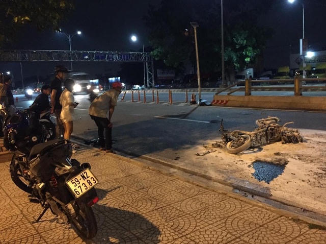 Hiện trường vụ tai nạn trên Quốc lộ 1 đoạn gần hầm chui Tam Hiệp khiến 1 xe máy phát hoả.  