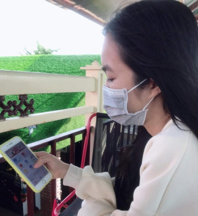 Trân thường dùng Viettel Money để gửi tiền cho cha mẹ ở quê. Ảnh: NVCC