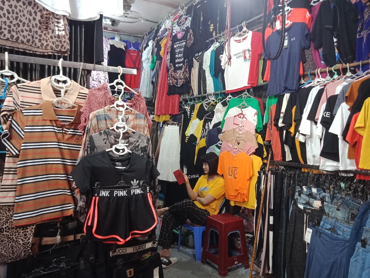 [ẢNH] Chợ tạm vẫn hoạt động, người dân còn lơ là chủ quan phòng dịch