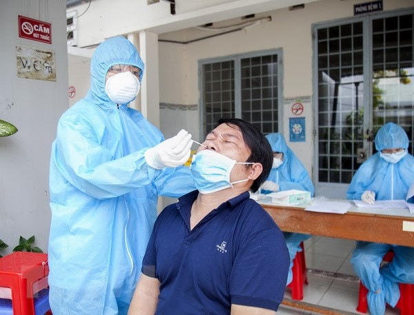 Lấy mẫu xét nghiệm Covid-19. Ảnh: Hồng Đạt/TTXVN.  