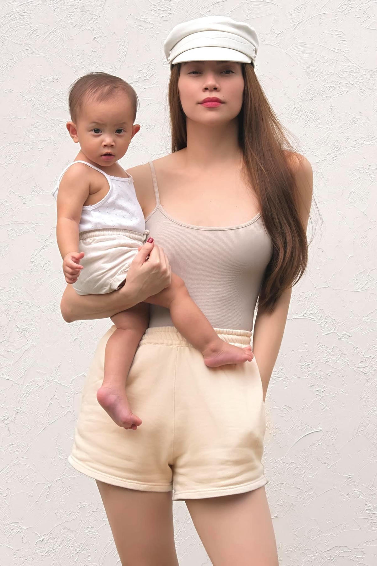  Trải qua hai lần sinh nở, Hồ Ngọc Hà vẫn sở hữu vẻ ngoài xinh đẹp cùng vóc dáng chuẩn từng centimet.