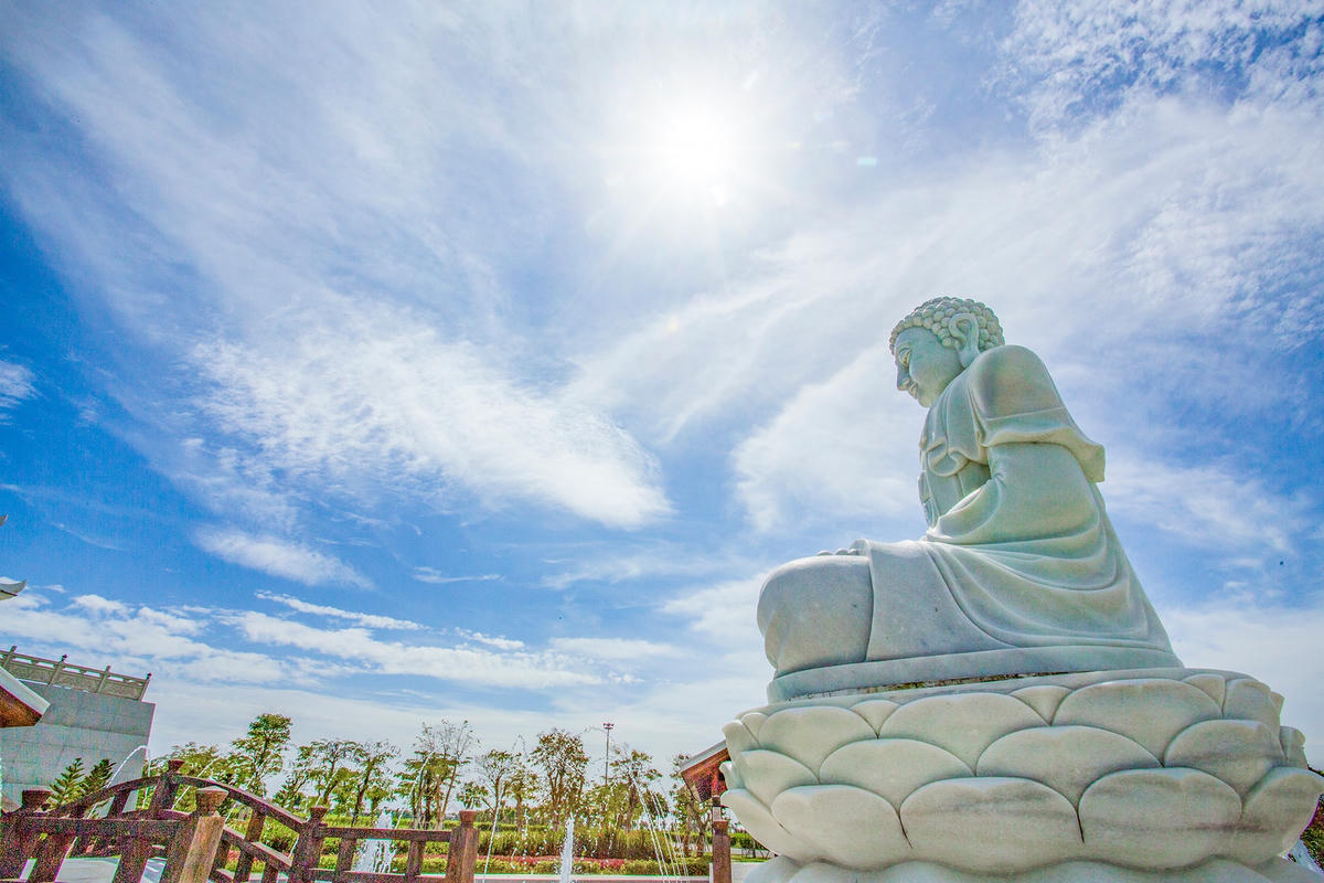 Khu hoa viên nghĩa trang sinh thái mang đậm chất văn hóa Á Đông và những thiết kế kiến trúc nhà Phật. Trong ảnh là khu cổng chính nhìn từ bên ngoài.
