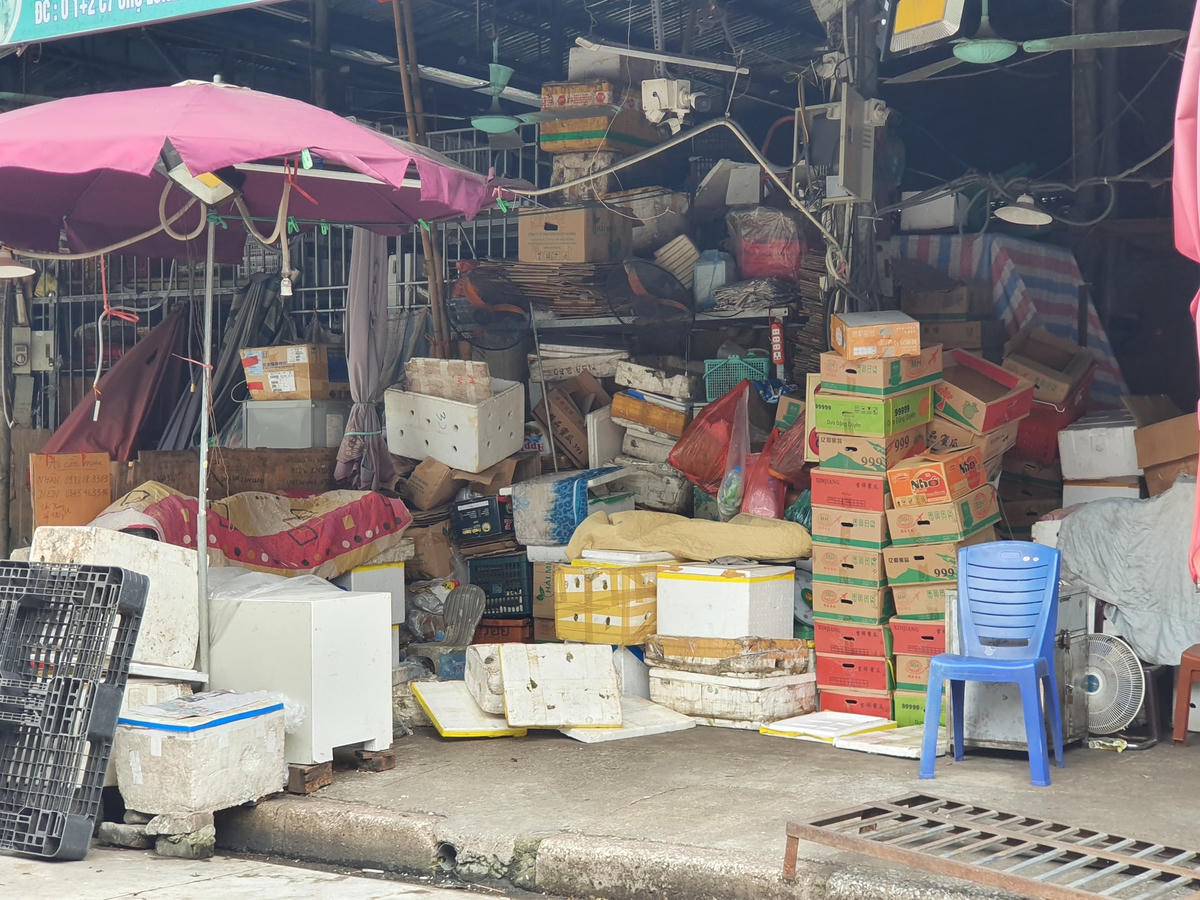 Được biết, chính quyền phường Phúc Xá yêu cầu ban quản lý chợ Long Biên phối hợp với Trung tâm Y tế quận Ba Đình, Trạm Y tế phường Phúc Xá xây dựng phương án lấy mẫu xét nghiệm một lần/tuần cho tiểu thương để kiểm soát, sớm phát hiện các trường hợp nếu có liên quan đến các ca nhiễm/nghi nhiễm SARS-CoV-2 để kịp thời xử lý, giảm thiểu các nguy cơ lây nhiễm.