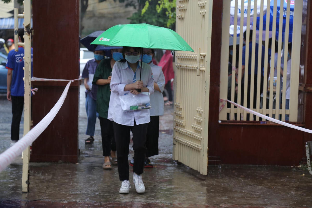 Cơn mưa nặng hạt từ đêm đến sáng ngày 7/7 tại TP Vinh, dù vất vả đến điểm thi nhưng có giá trị hạ nhiệt cho sĩ tử tại kỳ thi quan trọng nhất của năm.