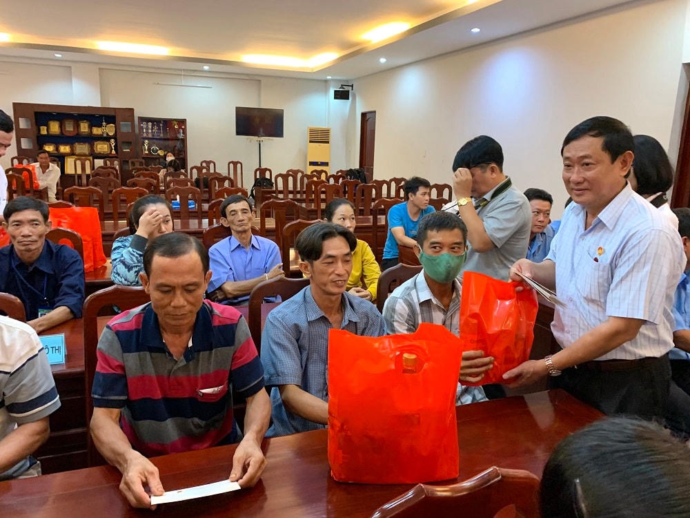 Ông Nguyễn Tiếc Hùng, Chủ tịch Ủy ban MTTQ Việt Nam tỉnh An Giang thăm, tặng quà công nhân có hoàn cảnh khó khăn tại thành phố Long Xuyên.
