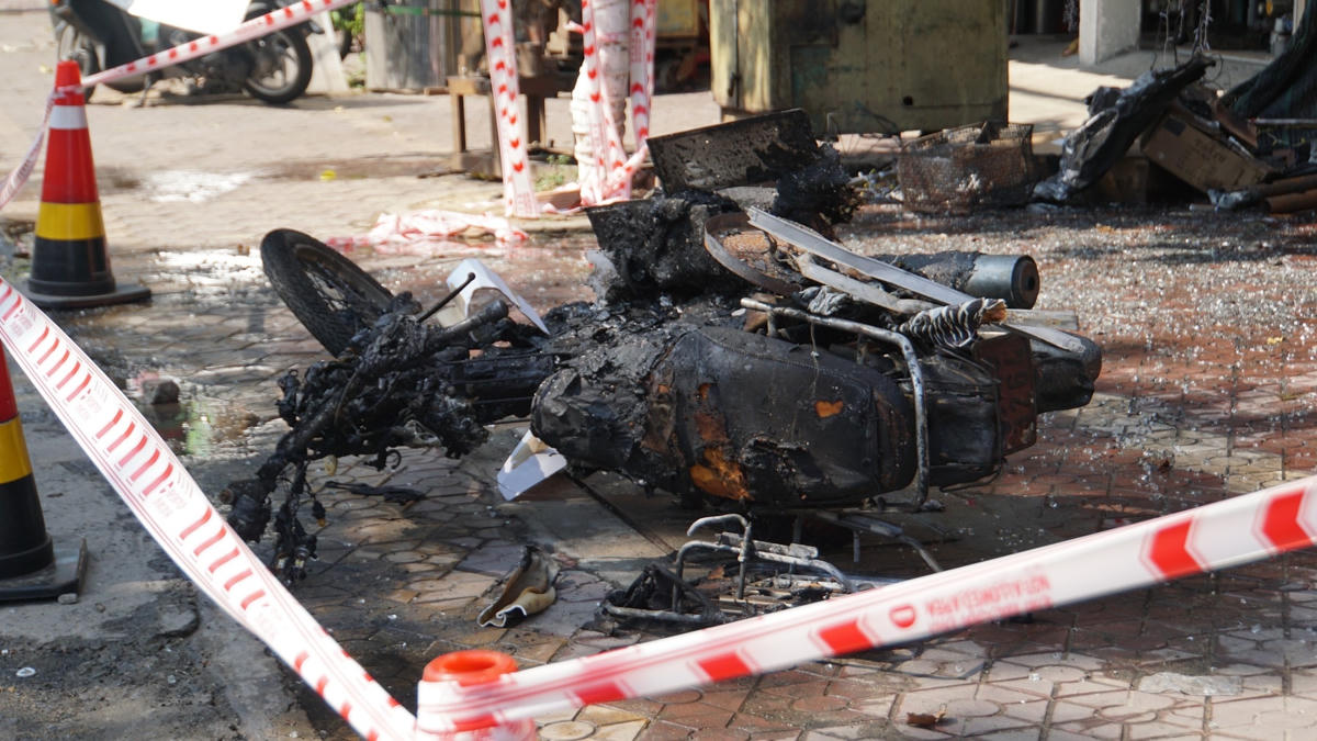 Chiếc xe máy bị cháy hư hỏng nặng.