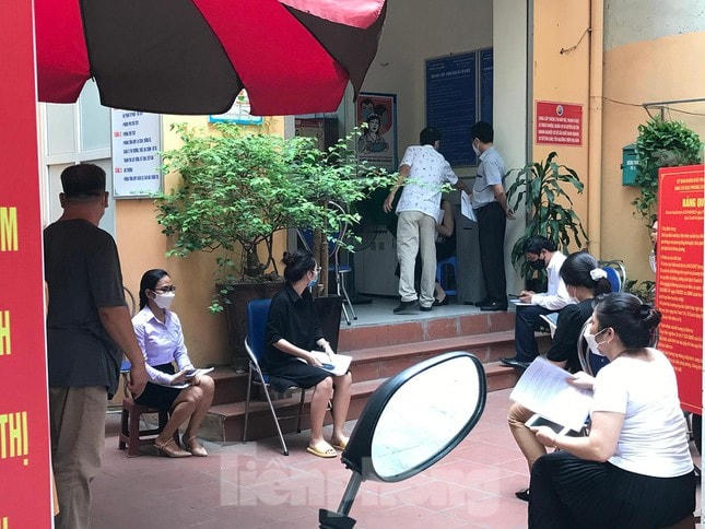 Người dân chờ đến lượt làm thủ tục xác nhận Giấy đi đường tại phường Lê Đại Hành, quận Hai Bà Trưng. Nguồn: Tiền Phong.