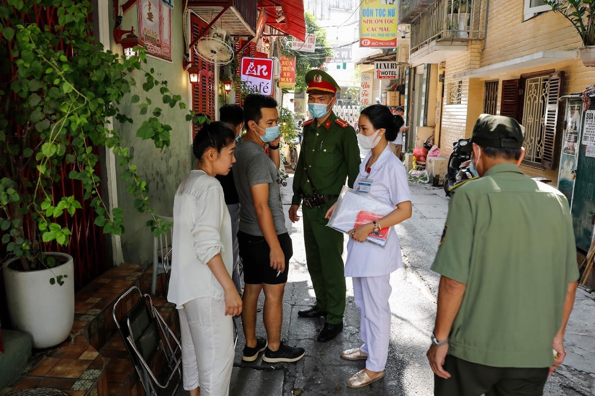 Lực lượng chức năng phường Hàng Bông (Hà Nội) kiểm tra việc thực hiện phòng, chống Covid-19 trên địa bàn. Ảnh: Quang Vinh.