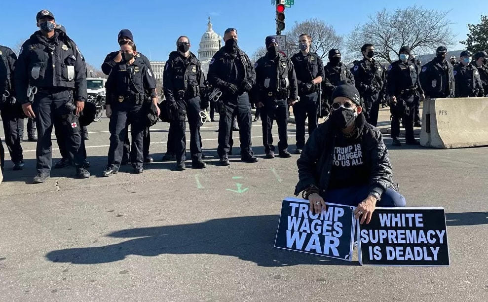 Người biểu tình ủng hộ Tổng thống Trump và các sĩ quan cảnh sát bên ngoài Điện Capitol Hoa Kỳ khi Hạ viện bỏ phiếu luận tội.