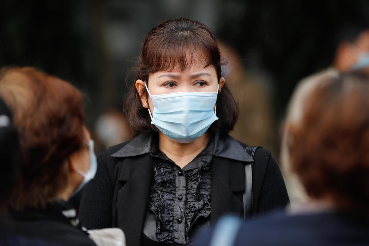 NSND Minh Hoà đến tiến đưa "lão nông" của truyền hình Việt Nam.
