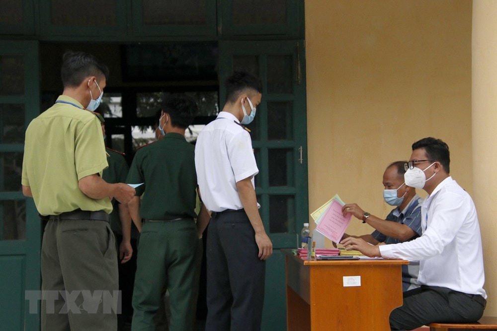 Cử tri thực hiện quyền bầu cử trên cụm đảo Hòn Khoai, Cà Mau. (Ảnh: Kim Há/TTXVN).
