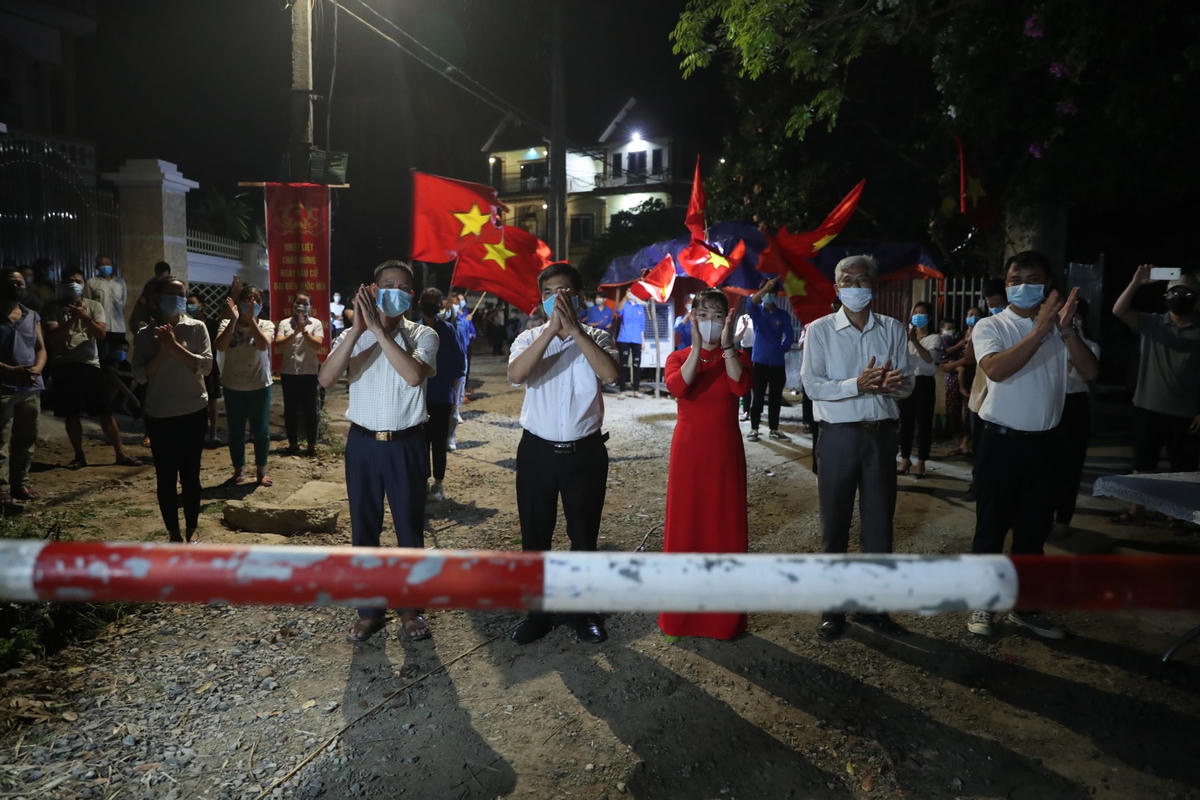 Trước giờ dỡ bỏ hàng rào phong toả tại xã Việt Hùng, Đông Anh, Hà Nội. Ảnh: Quang Vinh. 
