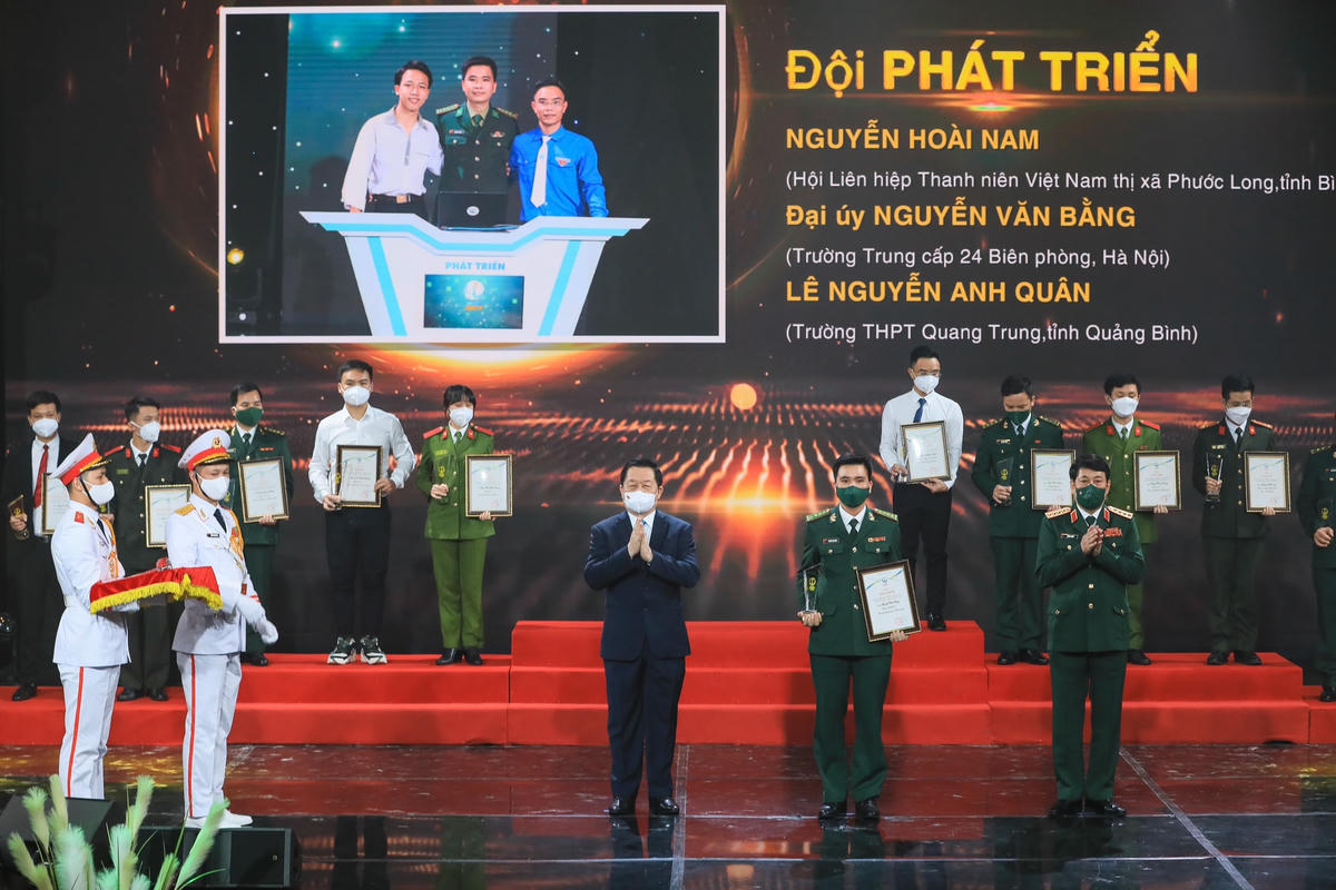 Đại tướng Lương Cường và ông Nguyễn Trọng Nghĩa trao giải Nhất cho thí sinh đoạt giải.