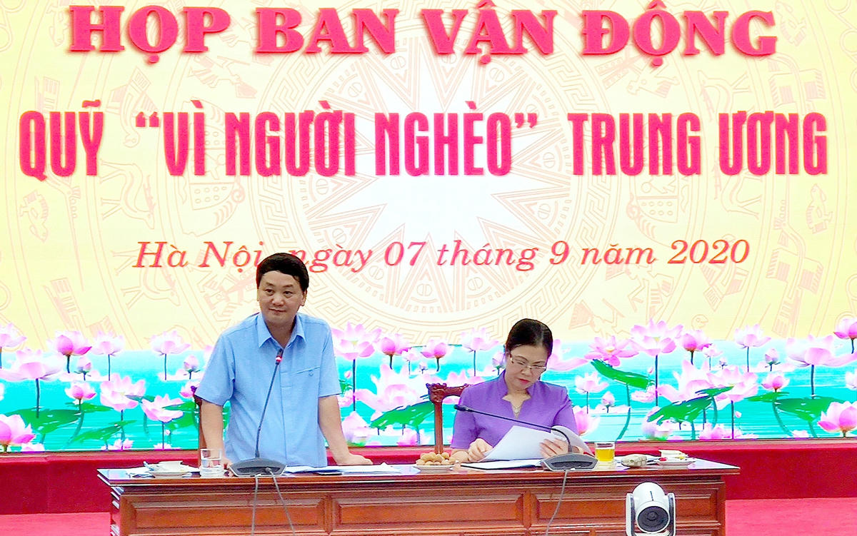 Phó Chủ tịch – Tổng Thư ký Hầu A Lềnh phát biểu tại cuộc họp.