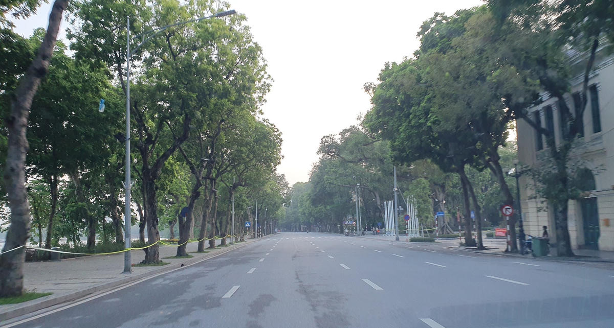 Phố Đinh Tiên Hoàng không một bóng người. 