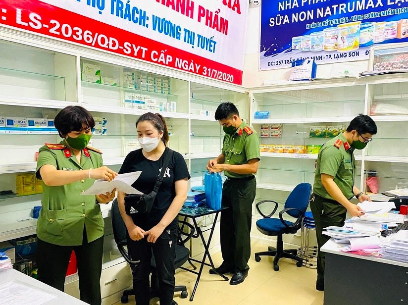 Lực lượng Công an khám xét tại  phòng khám 257 Trần Đăng Ninh, TP. Lạng Sơn.