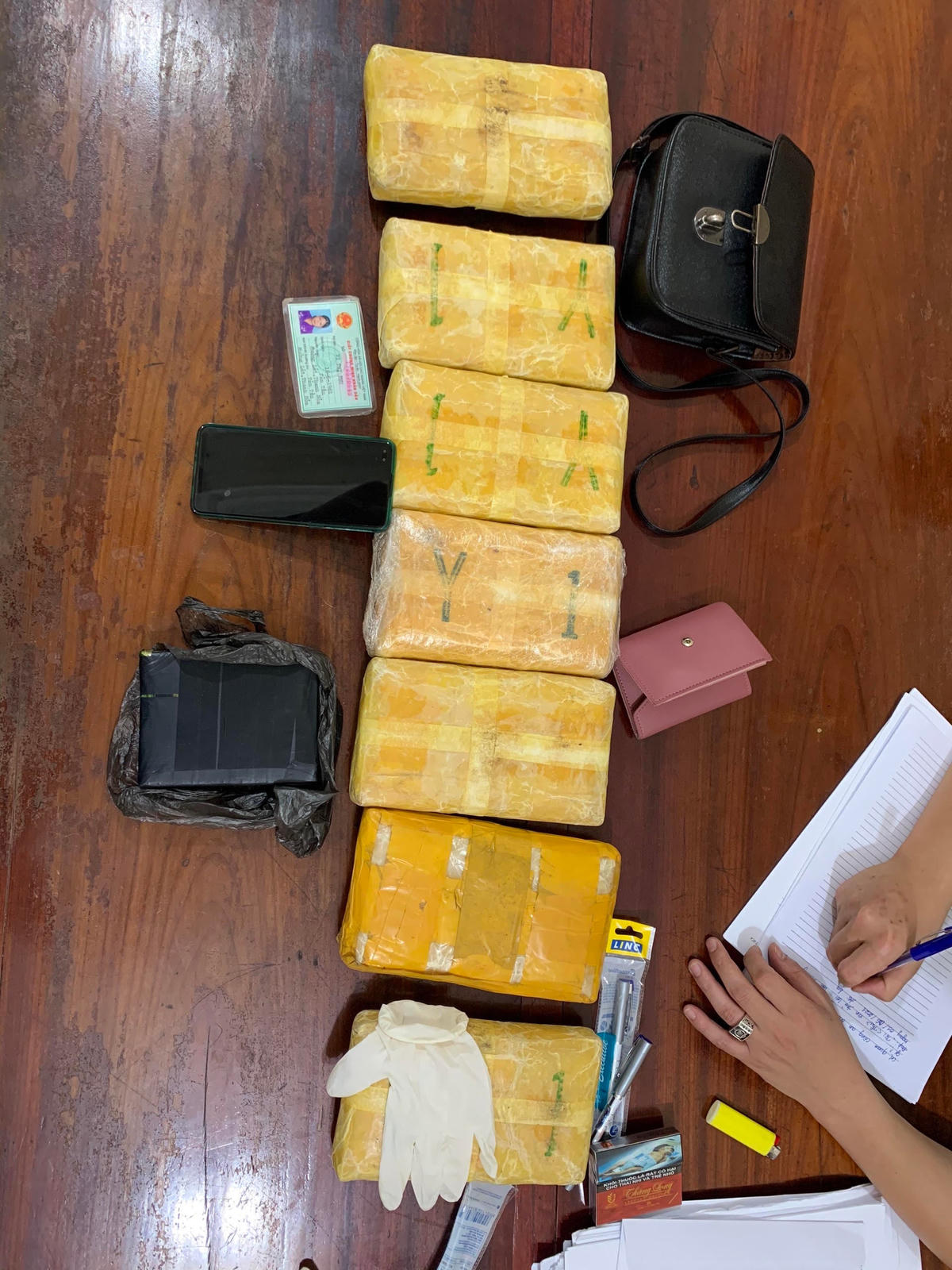 Công an thu giữ cac tang vật của vụ án.