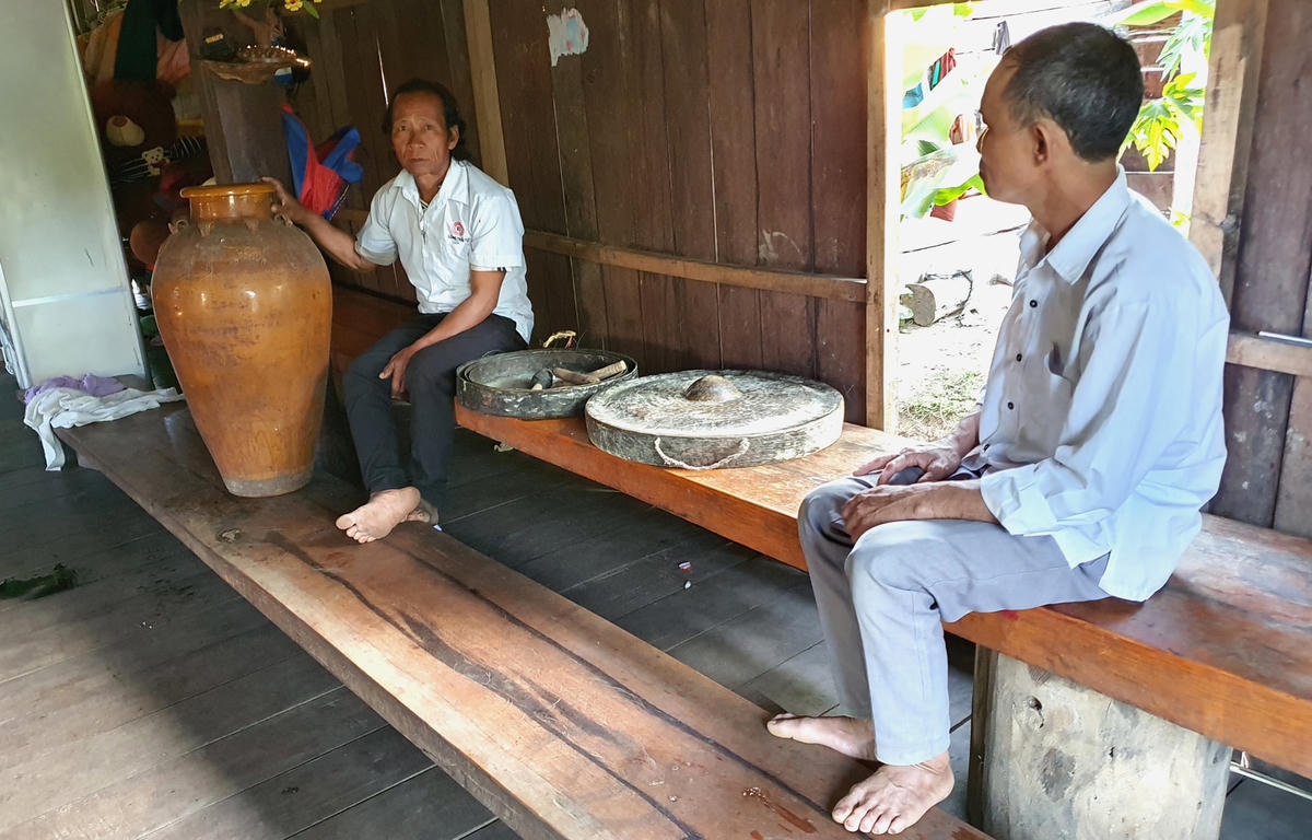 Gia đình ông Y Nguyên Ê Ban (Ama Phơn) vẫn giữ được bộ cồng chiêng, ché cổ, ghế Kpan của ông bà để lại cùng với ngôi nhà sàn nhiều năm tuổi.
