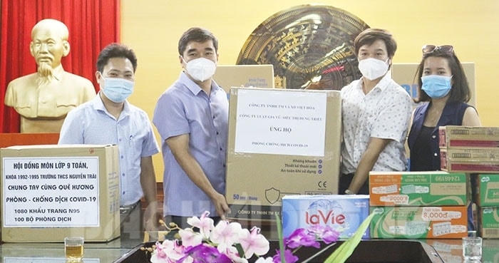 Lãnh đạo huyện Nam Sách tiếp nhận tặng phẩm của các nhà tài trợ.