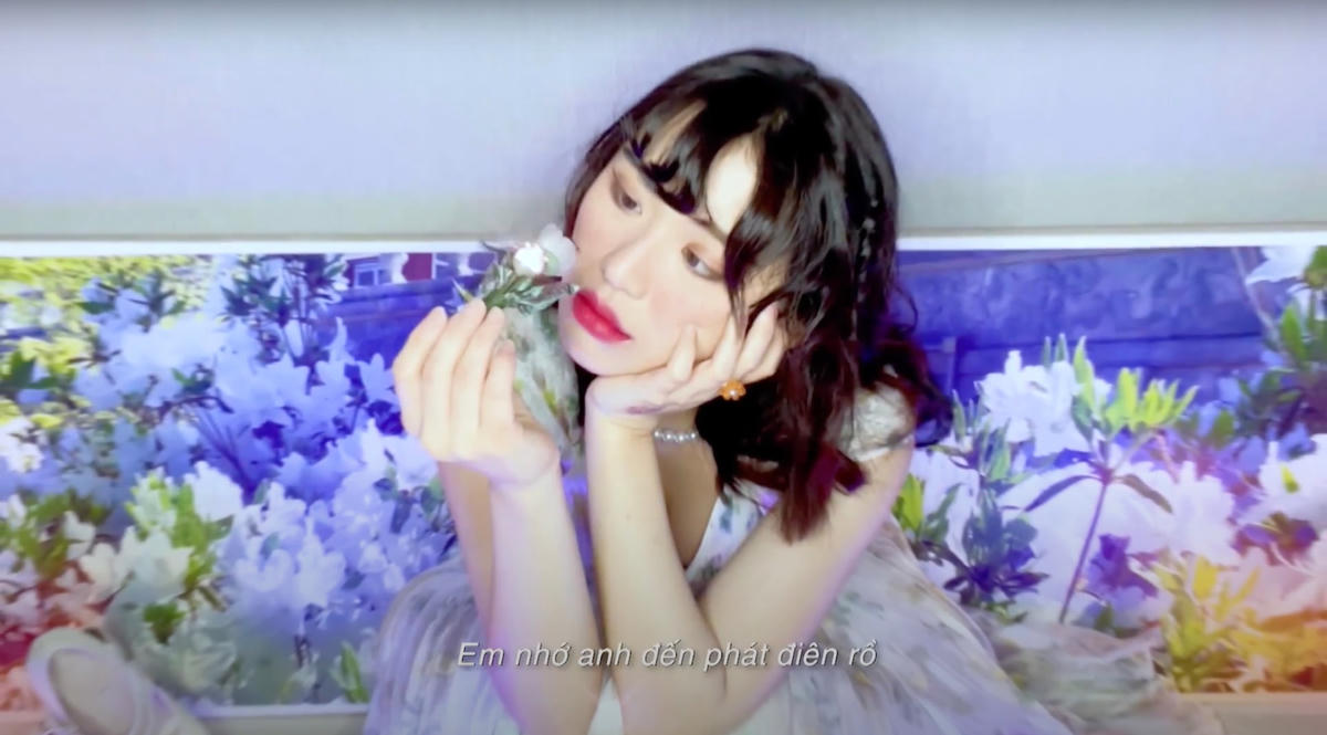 MV "To The Moon" của Han Sara nói về tâm trạng khi yêu xa của các cặp đôi.