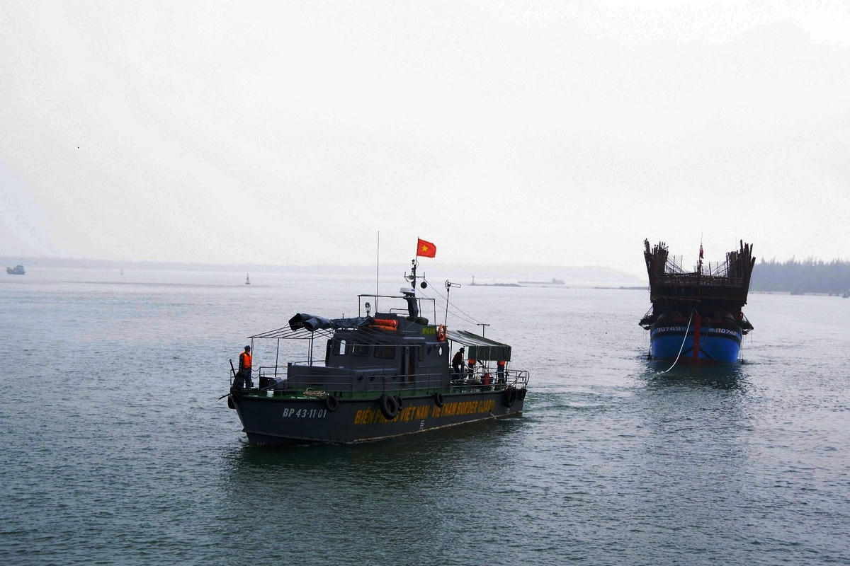 Lai dắt một tàu cá Quảng Nam bị hư hỏng máy trên biển vào bở. (Ảnh minh họa)