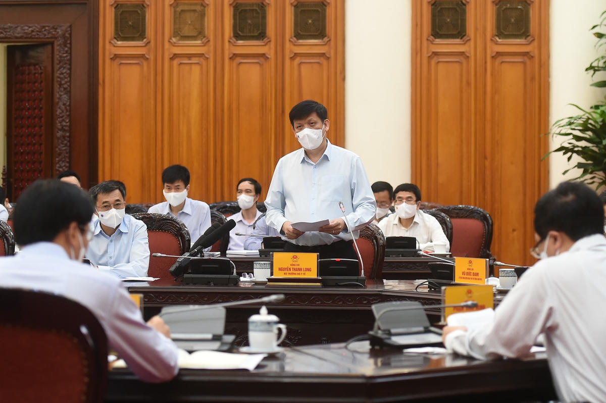 Bộ trưởng Bộ Y tế Nguyễn Thanh Long báo cáo tại cuộc họp. Ảnh: VGP.