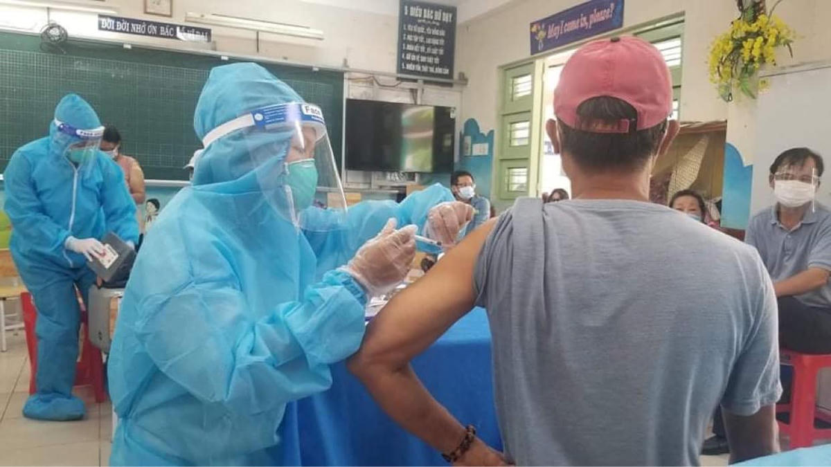 Các bác sỹ làm việc hết công suất. Ảnh: Hoài Thương.