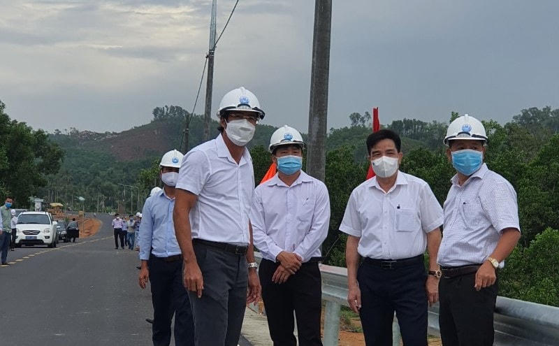 Lãnh đạo tỉnh cùng chủ đầu tư thị sát Quốc lộ 40B.