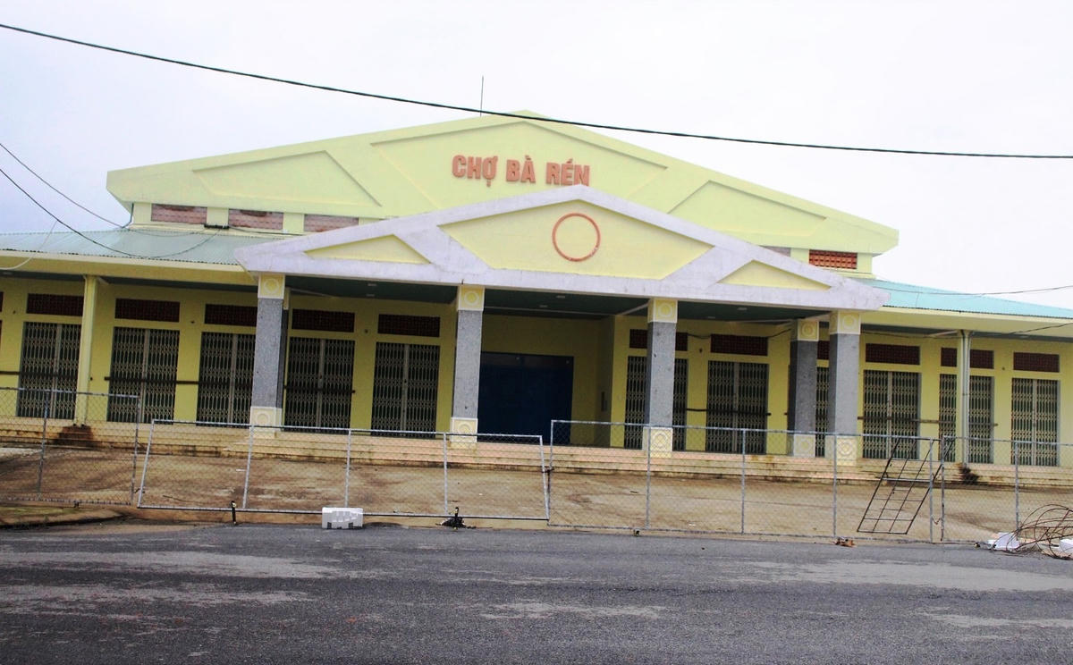 Một góc chợ mới Bà Rén.  