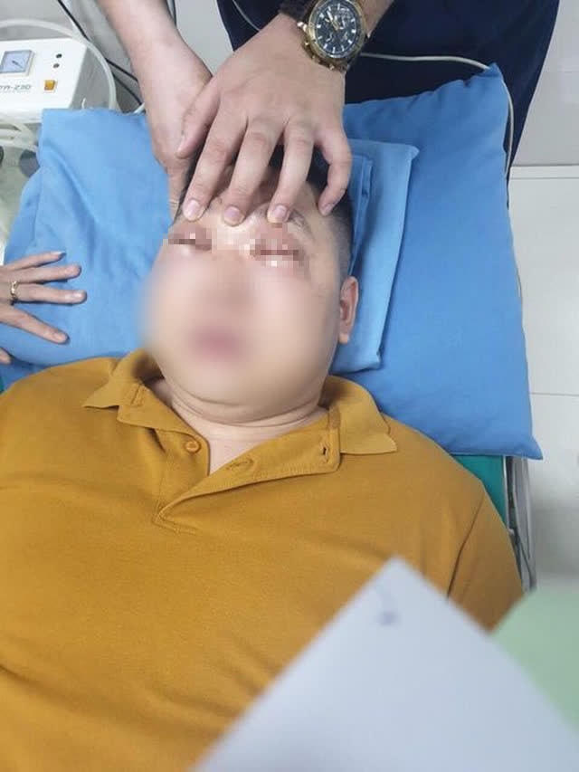 Nam thanh niên nhập viện trong tình trạng phù nề toàn bộ khuôn mặt, hai mắt không thể mở sau khi thái hành. Ảnh: BVCC.