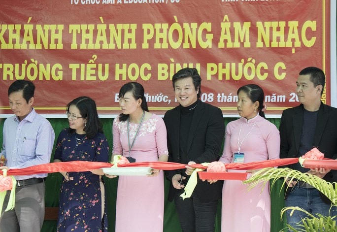 Nhà sản xuất âm nhạc Thanh Bùi cắt băng khánh thành Dream Space tại Bình Phước. (Ảnh: NVCC).