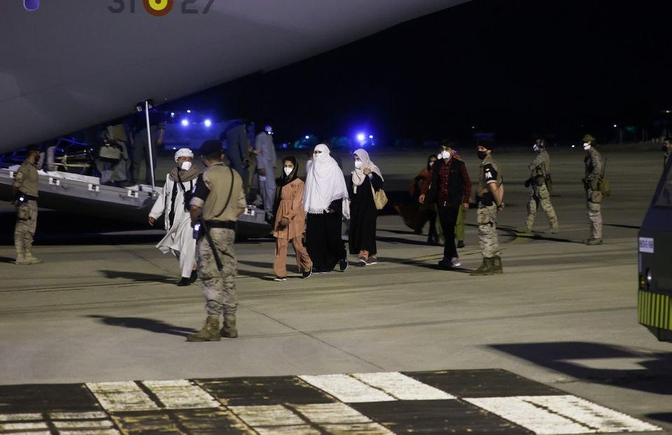 Công dân Tây Ban Nha và Afghanistan được sơ tán khỏi Kabul đã đến căn cứ không quân Torrejon ở Torrejon de Ardoz, ngoại ô Madrid tối ngày 19/8. 
