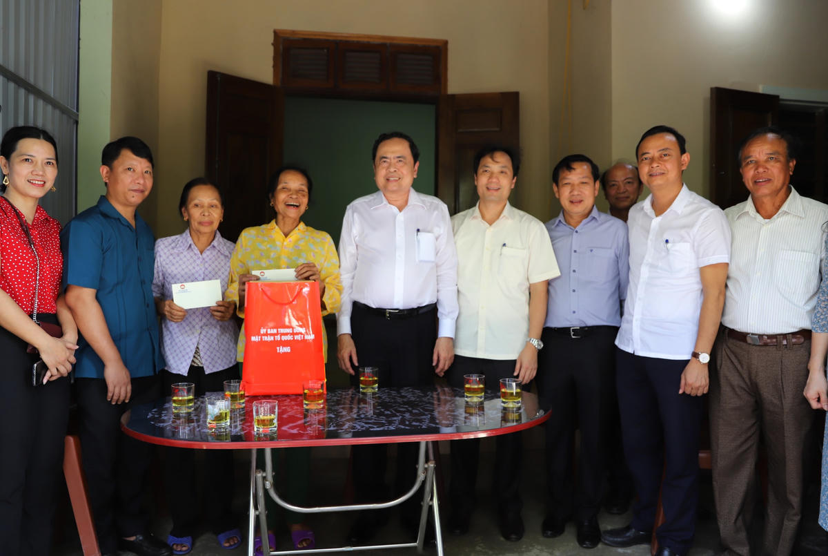 Đoàn công tác chụp ảnh lưu niệm cùng gia đình TNXP Nguyễn Thu Hồng.