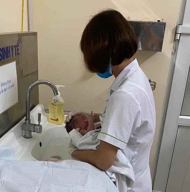 Nhân viên Y tế vệ sinh, sơ cứu cho cháu bé. 