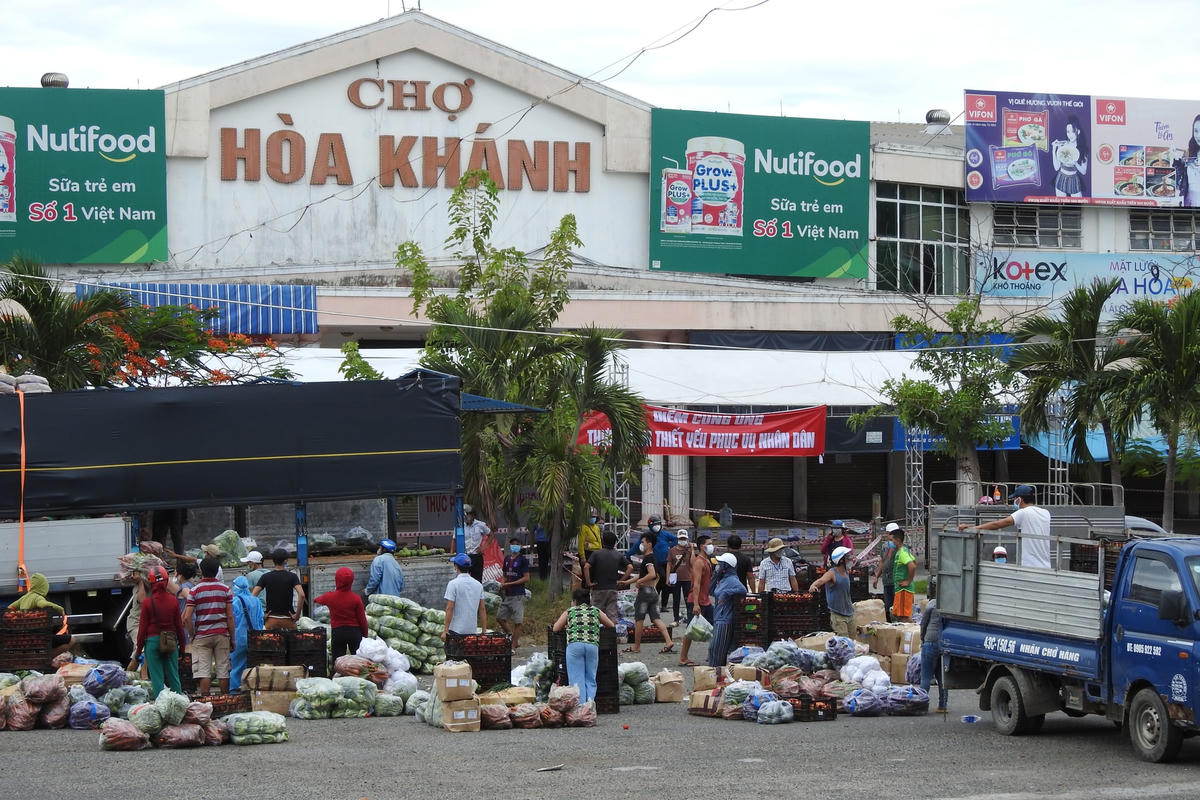 Rau, củ, quả được tập kết ở điểm bán hàng tại chợ Hòa Khánh. Ảnh Bình Nguyên.