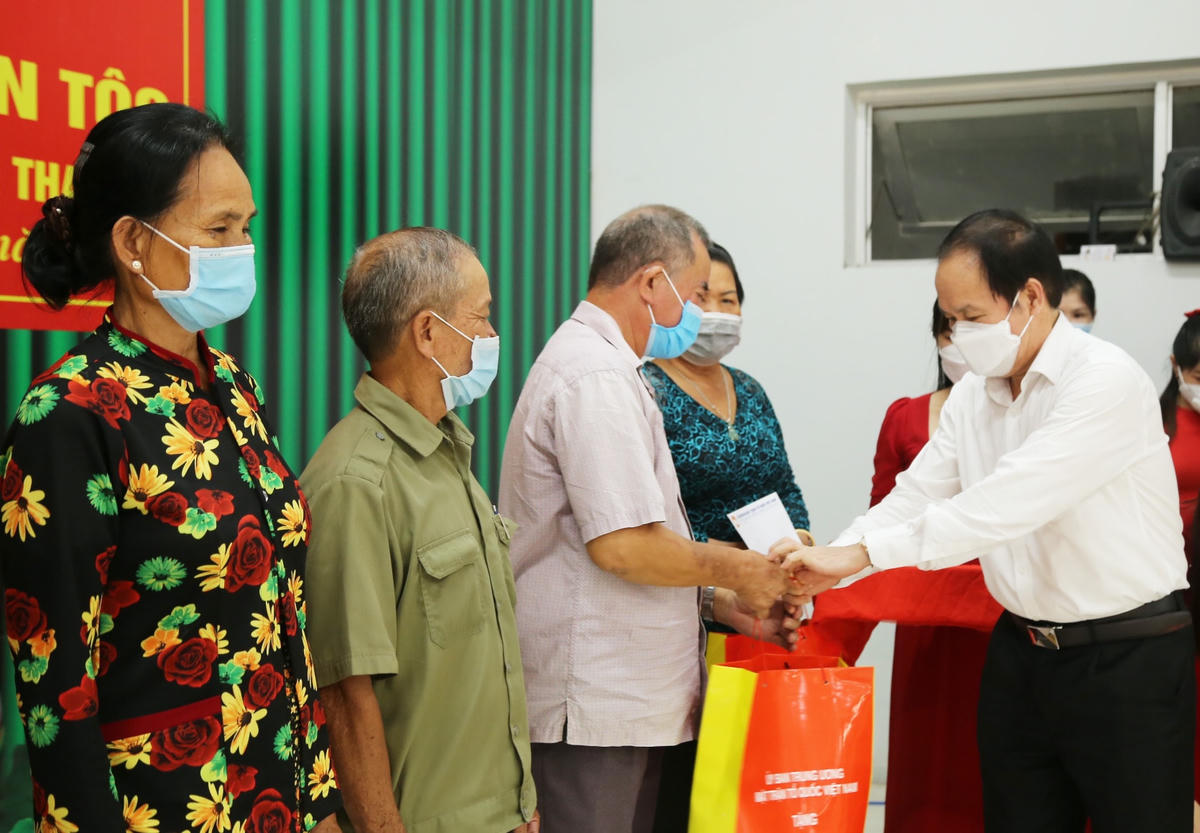 Phó Chủ tịch - Tổng thư ký UBTƯ MTTQ Việt Nam Lê Tiến Châu trao quà cho bà con tại Ngày hội Đại đoàn kết toàn dân tộc ở TP Vị Thanh, Hậu Giang. 