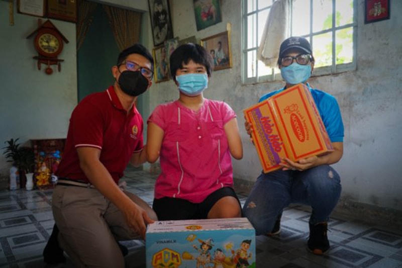 Đoàn cũng đến thăm và tặng học bổng cho cô bé “chim cánh cụt” Nguyễn Hoài Thương.