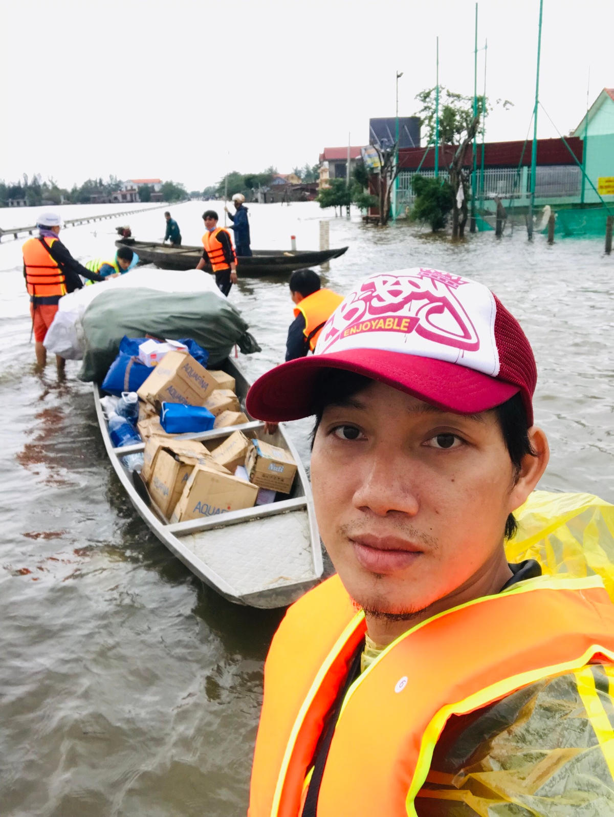 Họa sĩ Trần Ngọc Bảy trên đường đi cứu trợ.